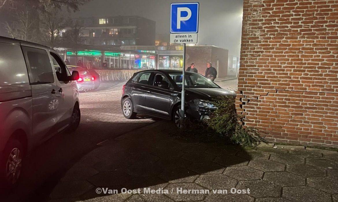 Auto ramt gevel apotheek in Hoogeveen: inzittenden gaan ervandoor – The photo only has value when it