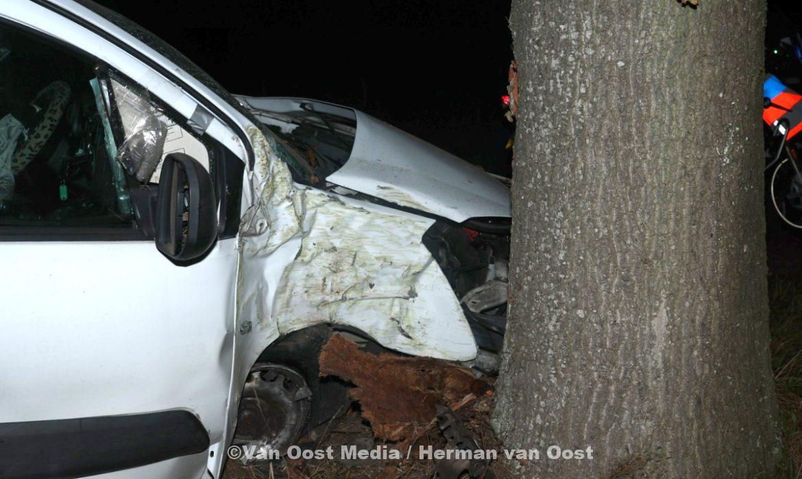 Auto tegen boom bij Anderen – The photo only has value when it is taken