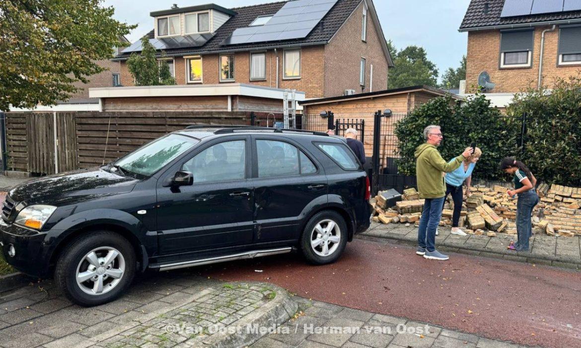 Bestuurster rijdt lantaarnpaal en muurtje aan gort in Stadskanaal. – The photo only has value when i