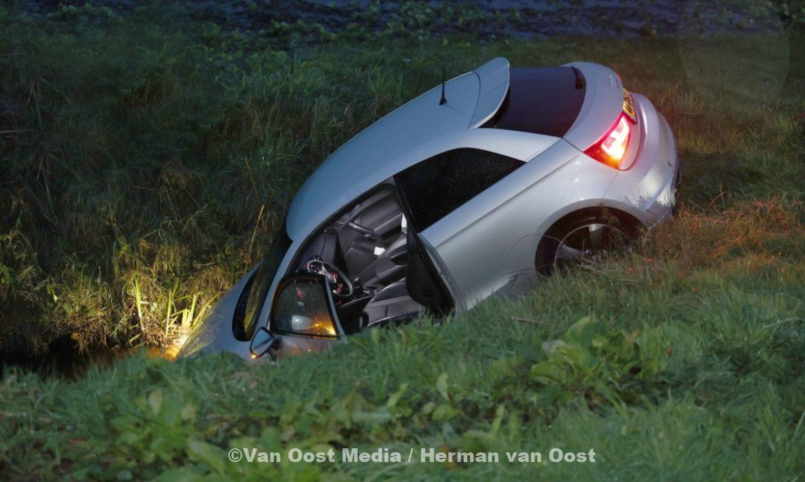 Auto in de bermsloot bij Zandvoort. – The photo only has value when it is taken