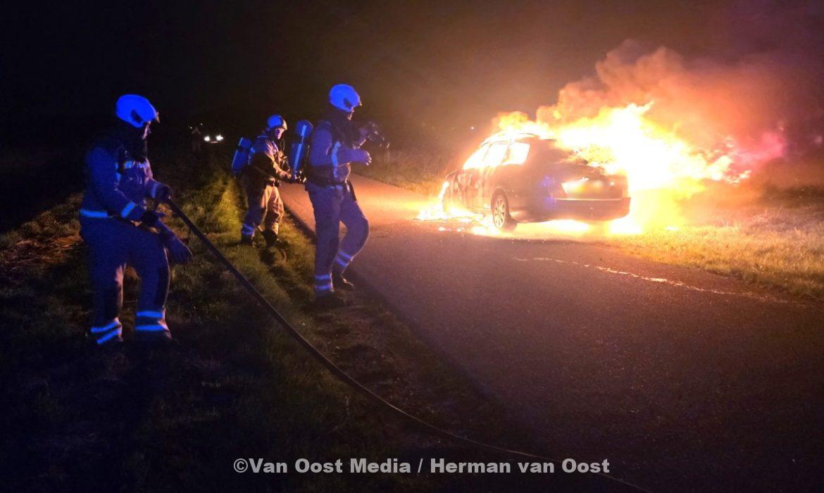 Auto door brand verwoest op Polderweg Eexterveenschekanaal. (video) – The photo only has value when 