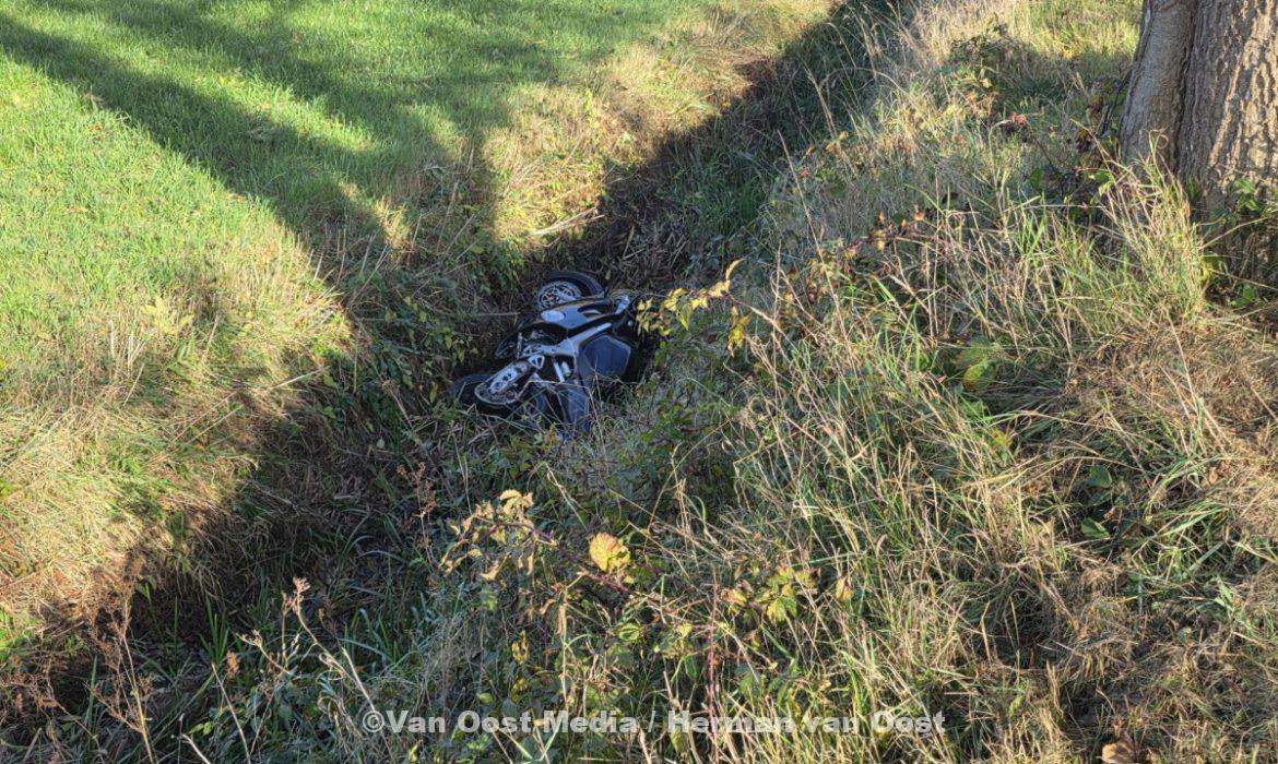 Motorrijder vliegt uit de bocht bij Eexterveen. – The photo only has value when it is taken