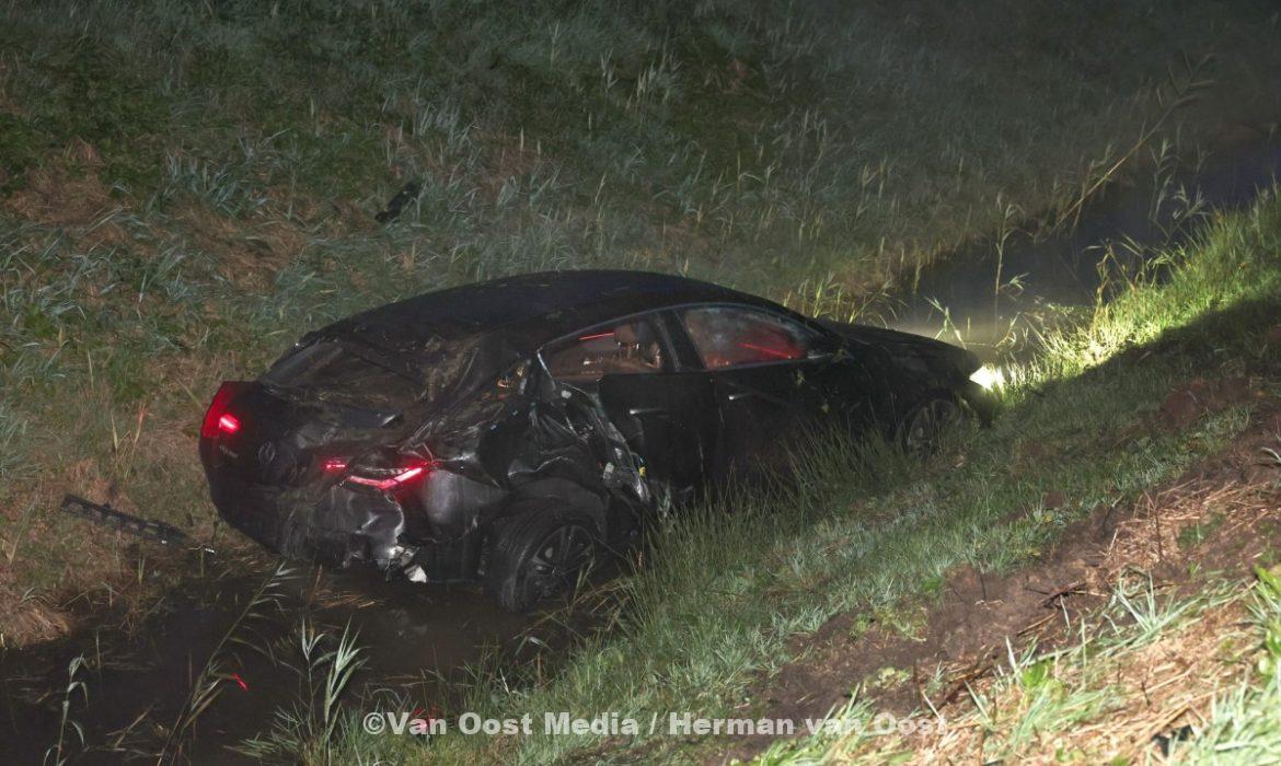 Auto in diepe bermsloot N33 tussen Gieten en Gieterveen. – The photo only has value when it is taken