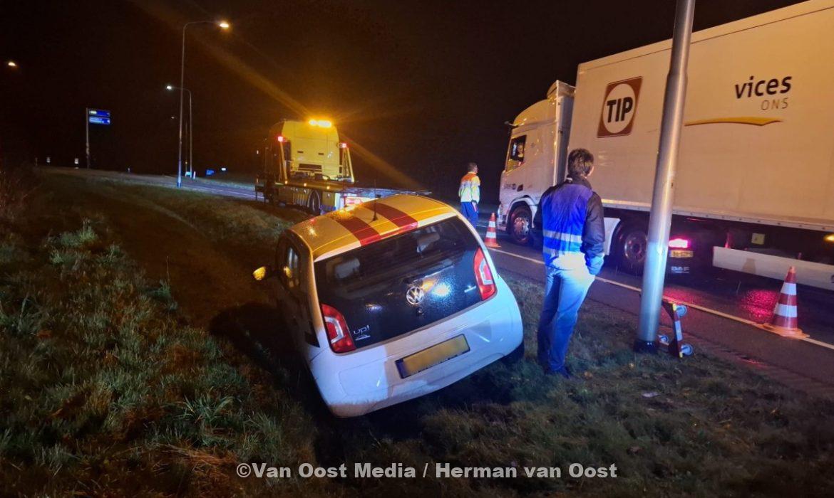 Auto schiet in de berm bij rotonde Gieten N34 – The photo only has value when it is taken
