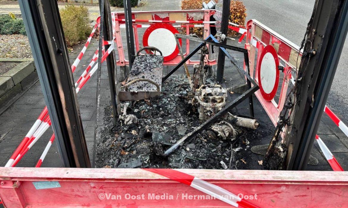 Scooter en bushalte door vuur verwoest in Zuidlaren. – The photo only has value when it is taken