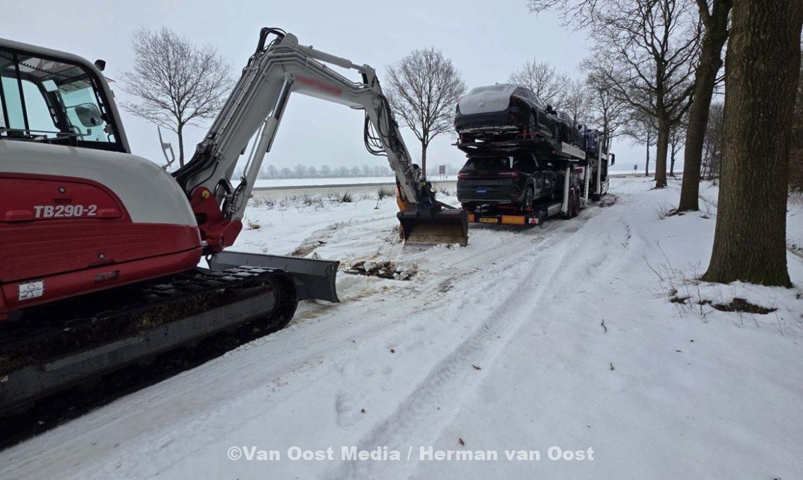 Autotranssporter rijd zich vast in de sneeuw (video) – The photo only has value when it is taken