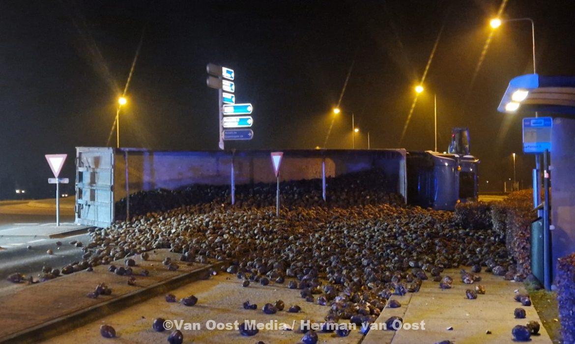 Truck met oplegger geladen met dikke bieten kantelt bij Borger – Mooi dai d`r bint