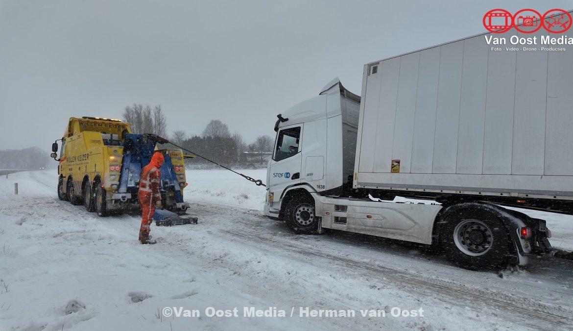 Vrachtauto raakt naast de oprit N34 bij Gieten (video) – The photo only has value when it is taken