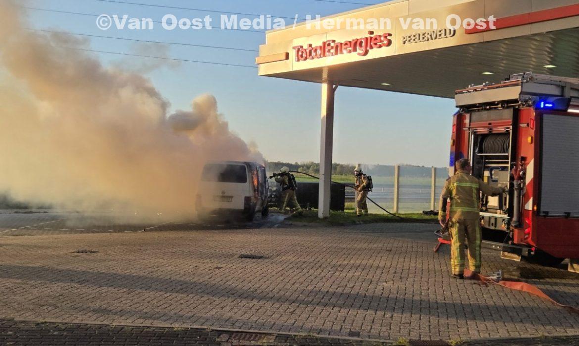 Camperbusje vat vlam bij tankstation langs A28 bij Assen (video) – Mooi dai d`r bint
