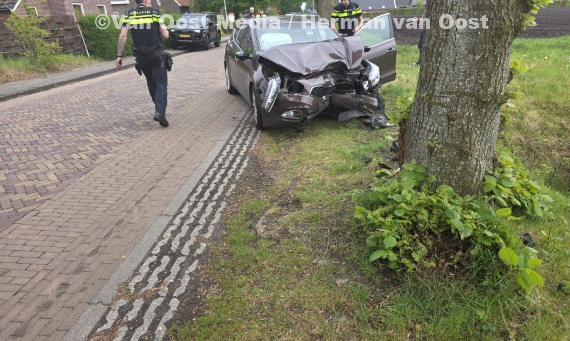 Auto knalt tegen boom in Gieterveen. – Mooi dai d`r bint