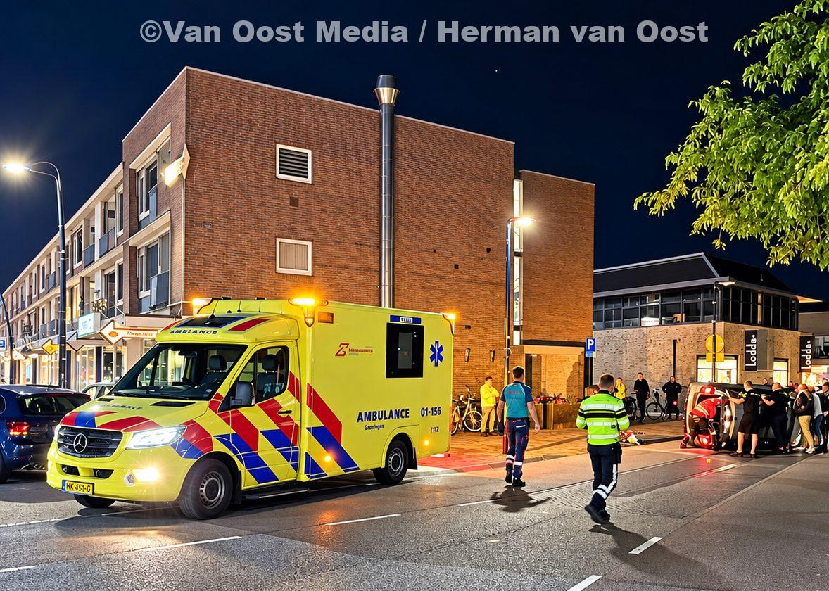 Auto op zijn kant in Stadskanaal