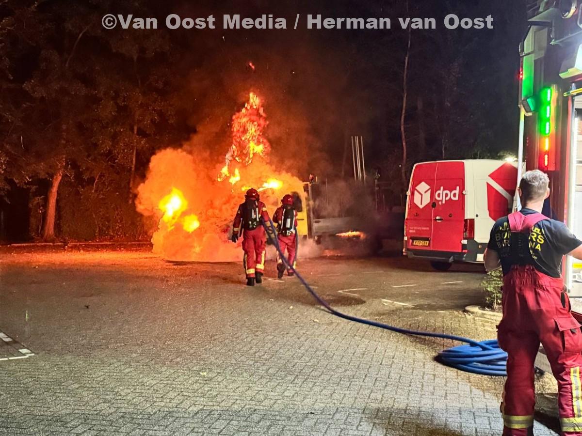 Kleine vrachtauto door vuur verwoest in Stadskanaal (video)